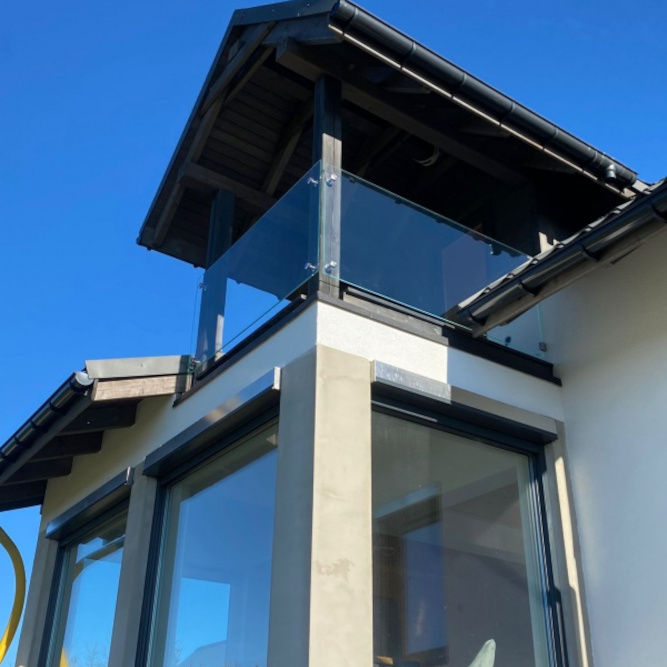 Balustrady i daszki szklane – funkcjonalność spotyka design